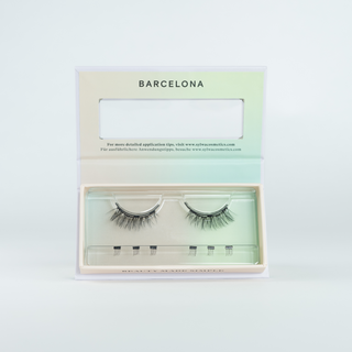 Geöffnete Verpackung der Sylwa-Magnetwimpern im Style 'Barcelona,' magnetische Cat-Eye-Wimpern mit DD-Curl und Längen von 7mm bis 12mm. Der perfekte Allrounder für Alltag und Dinner-Dates – mit ausgeprägtem Schwung und feinen Härchen für einen strahlenden Look bei Tag und Nacht.