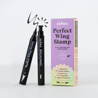 Perfect Wing Stamp von Sylwa im Modell 'Broadway,' ein 2-in-1 Eyeliner-Stift mit integriertem Wing-Stempel und präziser Felt-Tip-Spitze. Enthält zwei Stifte – einen für das linke Auge und einen für das rechte – für müheloses und fehlerfreies Ziehen von Lidstrichen und perfekten Eyeliner-Schwüngen. Vegan, cruelty-free und wischfest.