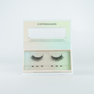 Geöffnete Verpackung der Sylwa-Magnetwimpern im Style 'Copenhagen,' magnetische Cat-Eye-Wimpern mit C-Curl und Längen von 6mm bis 10mm. Perfekt für einen subtilen und natürlichen Look – ideal für den Alltag oder für alle, die einen dezenten Einstieg in magnetische Wimpern suchen.