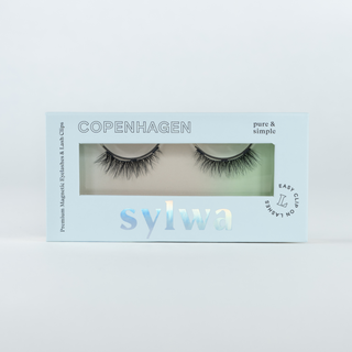 Verpackung der Sylwa-Magnetwimpern im Style 'Copenhagen,' mit Cat-Eye-Design und einem subtilen, natürlichen Look. Premium-Magnetwimpern mit C-Curl, ideal für den Alltag und dezent elegante Styles.