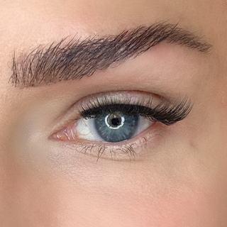 Nahaufnahme des Auges mit dem Sylwa Magnetwimpern-Stil 'Dubai,' für einen glamourösen Cat-Eye-Look mit intensiver Dichte. Die Wimpern verleihen dem Augenaufschlag eine ausdrucksstarke, dramatische Wirkung.