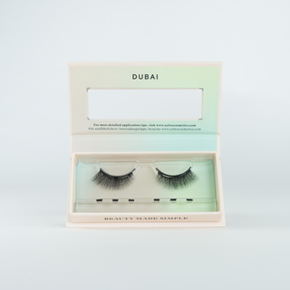 Geöffnete Verpackung der Sylwa-Magnetwimpern im Style 'Dubai,' magnetische Cat-Eye-Wimpern mit C-Curl, Längen von 6mm bis 12mm und 3D-Dichte. Die perfekte Alternative zur Wimpernverlängerung – ideal für einen glamourösen Look ohne Kleber und hohe Kosten.