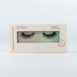 Verpackung der Sylwa-Magnetwimpern im Style 'Dubai,' mit Cat-Eye-Design und glamouröser 3D-Dichte. Premium-Magnetwimpern mit C-Curl für einen ausdrucksstarken Look, die perfekte Alternative zur Wimpernverlängerung.