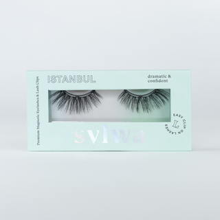 Verpackung der Sylwa-Magnetwimpern im Style 'Istanbul,' mit Cat-Eye-Design und dramatischer Länge. Premium-Magnetwimpern mit D-Curl für einen selbstbewussten, auffälligen Look – ideal für besondere Anlässe und glamouröse Auftritte.