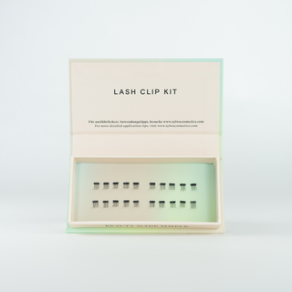 Geöffnete Verpackung des Sylwa Lash Clip Kits mit 20 magnetischen Lash Clips, passend für alle 10 Sylwa Lash-Styles. Perfekt für die Anbringung ohne Kleber und als Ersatz für verlorene Clips.