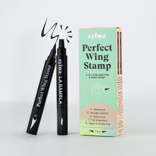 Perfect Wing Stamp von Sylwa im Modell 'La Rambla,' ein 2-in-1 Eyeliner-Stift mit integriertem Wing-Stempel und präziser Felt-Tip-Spitze. Enthält zwei Stifte – einen für das linke Auge und einen für das rechte – für müheloses und fehlerfreies Ziehen von Lidstrichen und perfekten Eyeliner-Schwüngen. Vegan, cruelty-free und wischfest.