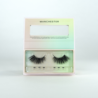 Geöffnete Verpackung der Sylwa-Magnetwimpern im Style 'Manchester,' magnetische Cat-Eye-Wimpern mit D-Curl und Längen von 14mm bis 20mm. Perfekt für einen dramatischen, auffälligen Look – ideal für mutige Auftritte und starke Statements.