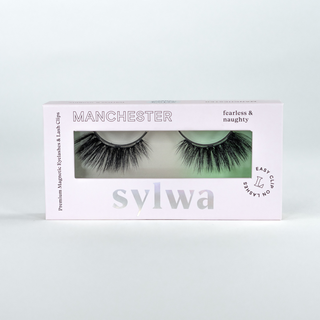 Verpackung der Sylwa-Magnetwimpern im Style 'Manchester,' mit Cat-Eye-Design und intensiver Länge. Premium-Magnetwimpern mit D-Curl für einen dramatischen und ausdrucksstarken Look – perfekt für mutige Auftritte und besondere Momente.