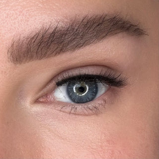 Nahaufnahme des Auges mit dem Sylwa Magnetwimpern-Stil 'Manila,' für einen natürlichen, federleichten Look. Die Wimpern sind perfekt aufgetragen und verleihen einen dezenten, eleganten Augenaufschlag.