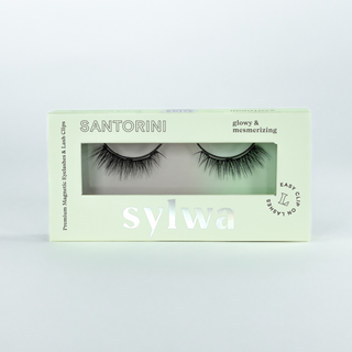 Verpackung der Sylwa-Magnetwimpern im Style 'Santorini,' mit Cat-Eye-Design und subtilen Akzenten. Premium-Magnetwimpern für einen romantischen und verführerischen Look, ideal für elegante Anlässe und einfache Anwendung.