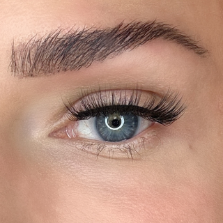 Nahaufnahme des Auges mit dem Sylwa Magnetwimpern-Stil 'Stockholm,' für einen natürlichen Doll-Eye-Look. Die Wimpern verleihen dem Augenaufschlag einen federleichten, dezenten Effekt, ideal für den Alltag.