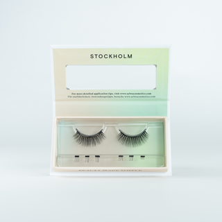 Geöffnete Verpackung der Sylwa-Magnetwimpern im Style 'Stockholm,' magnetische Doll-Eye-Wimpern mit C-Curl und Längen von 6mm bis 10mm. Perfekt für einen peppigen Look, ideal für entspannte Treffen oder aufregende Anlässe – verleiht deinen Augen ein strahlendes Finish.