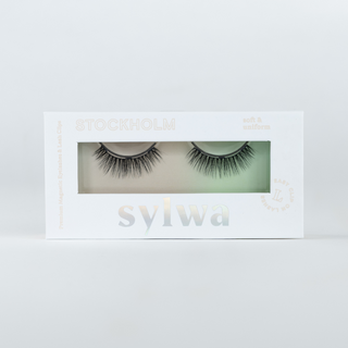 Verpackung der Sylwa-Magnetwimpern im Style 'Stockholm,' mit Doll-Eye-Design und dezentem Look. Premium-Magnetwimpern für einen federleichten, natürlichen Stil, ideal für Alltag und entspannte Anlässe.